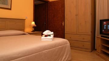 Standard Double Room, 1 King Bed | Premium bedding, down duvets, Select Comfort beds, minibar