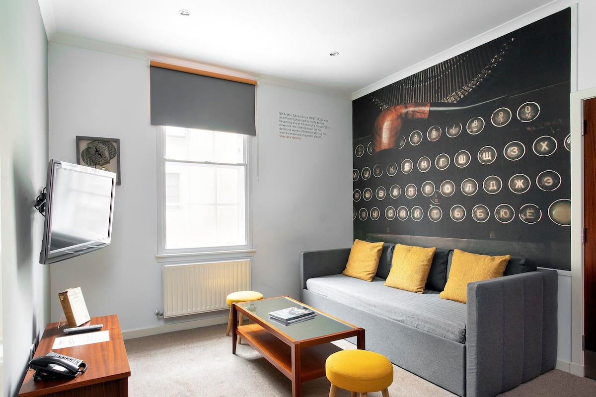 1 makuuhuone, tallelokero huoneessa, äänieristys, silitysrauta/-lauta