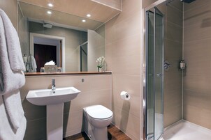 Családi apartman, 2 hálószobával | Fürdőszoba | Zuhanyzó/kád kombinációja, ingyenes piperecikkek és hajszárító