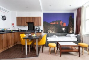 1 kamar tidur, brankas, kedap suara, dan setrika/meja setrika