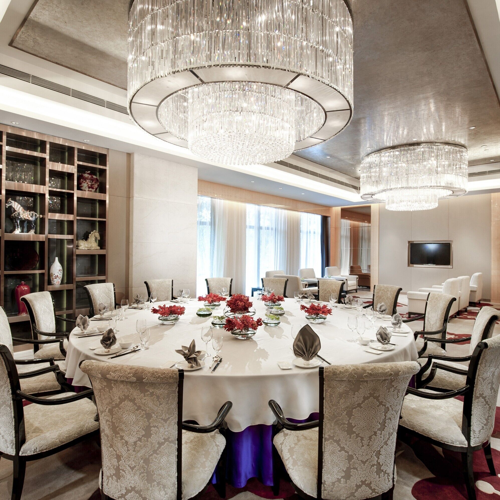 2 restaurants; s'hi serveixen esmorzars, dinars i sopars