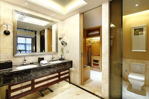 Grand Suite | Bathroom | Separate tub and shower, hydromassage showerhead, designer toiletries - Hilton Guangzhou Baiyun (Guangzhou)