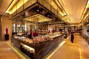 2 ravintolaa, joissa tarjoillaan aamiainen; kansainvälinen keittiö