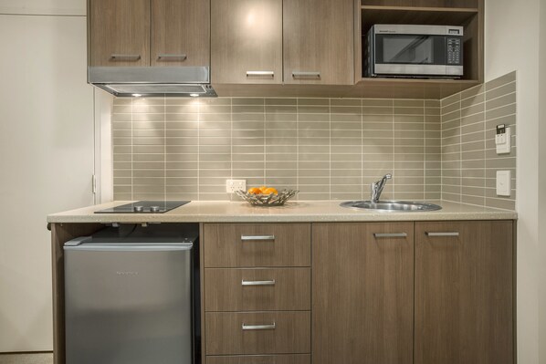 Studio | Private kitchenette | Fridge, microwave, coffee/tea maker, cookware/dishes/utensils