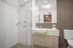Studio | Kamar mandi | Shower, pengering rambut,  dan handuk