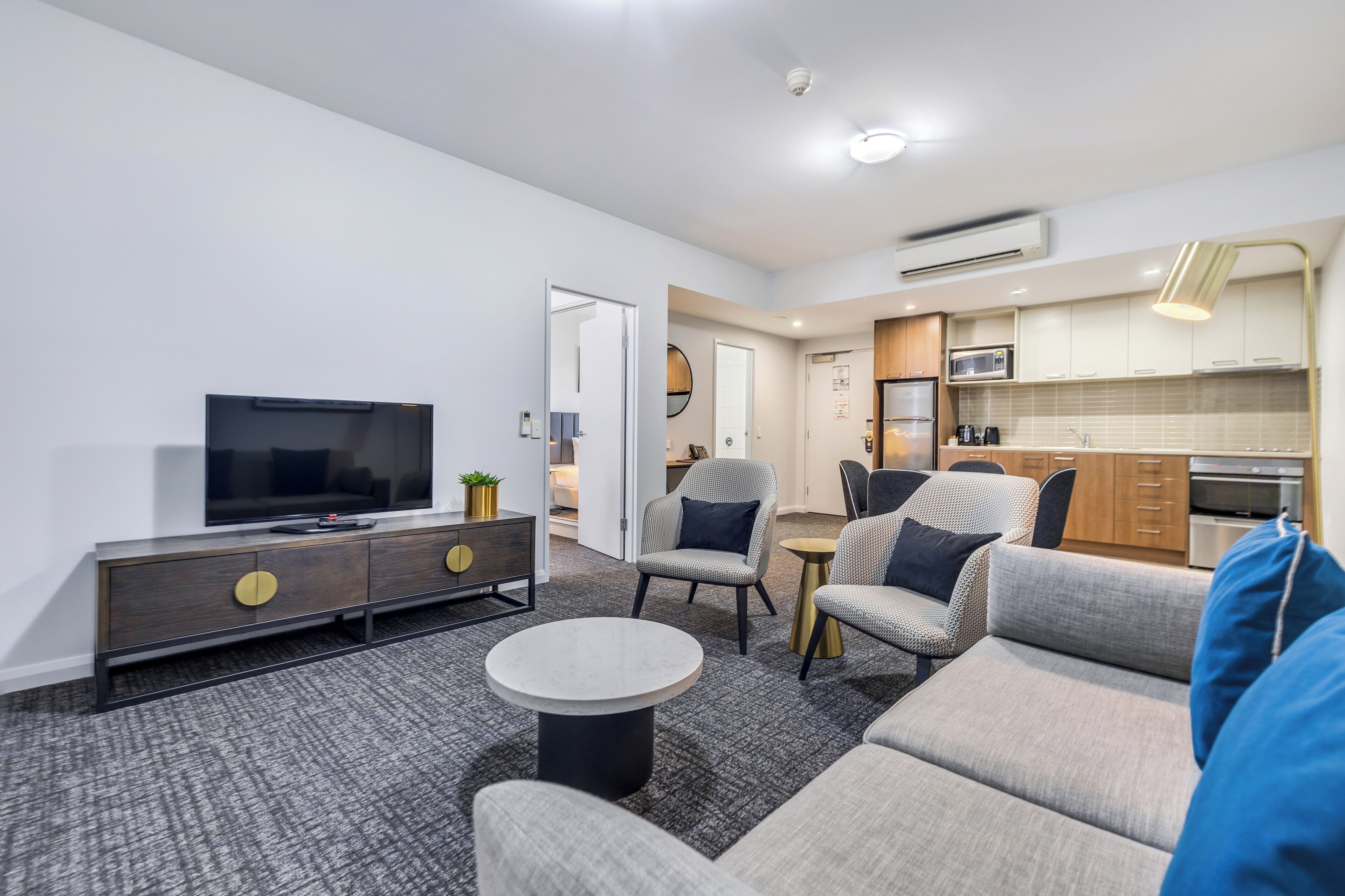 セーフティボックス (室内)、遮光カーテン、アイロン / アイロン台、ベビーベッド