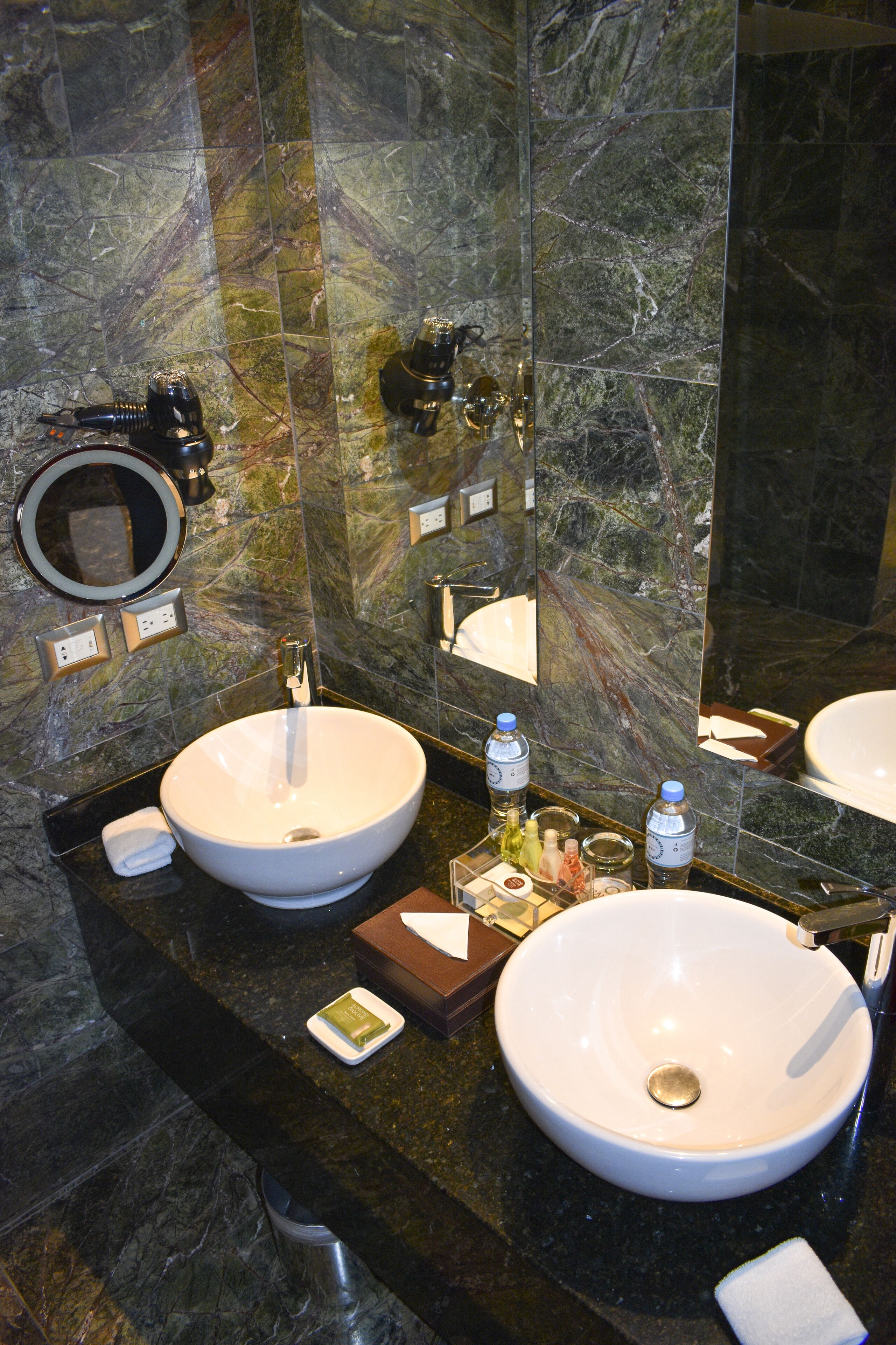 deluxe double room (oxygen) | bathroom | combined shower/bathtub, jetted bath, free toiletries, hair dryer