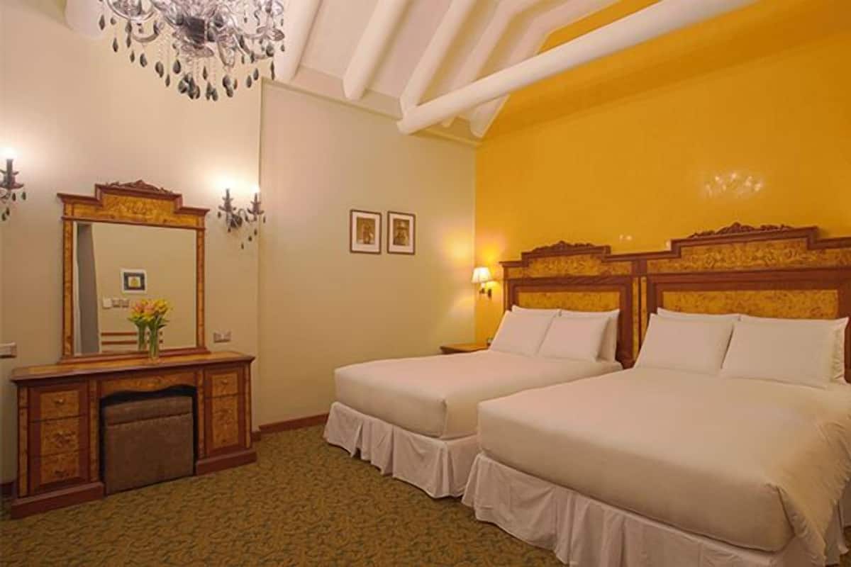 Deluxe Room view of the corridor 2 Queen Beds | 1 camera, biancheria in cotone egiziano