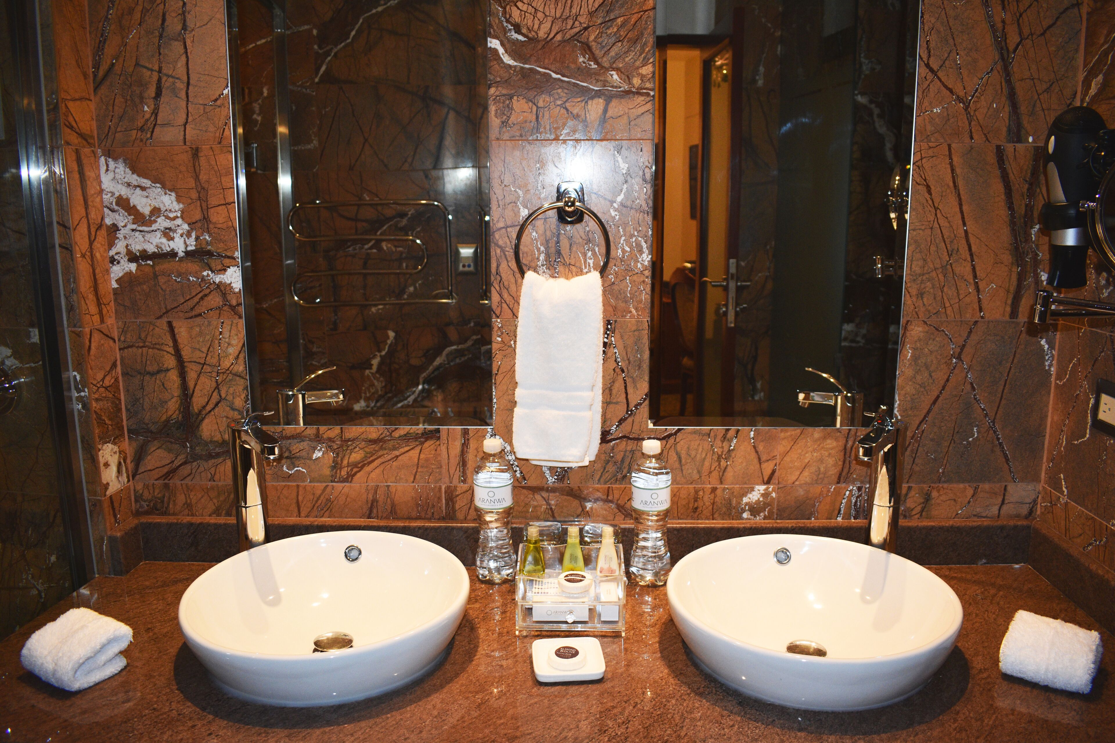 classic room, 1 king bed (corridor view) | bathroom | combined shower/bathtub, jetted bath, free toiletries, hair dryer