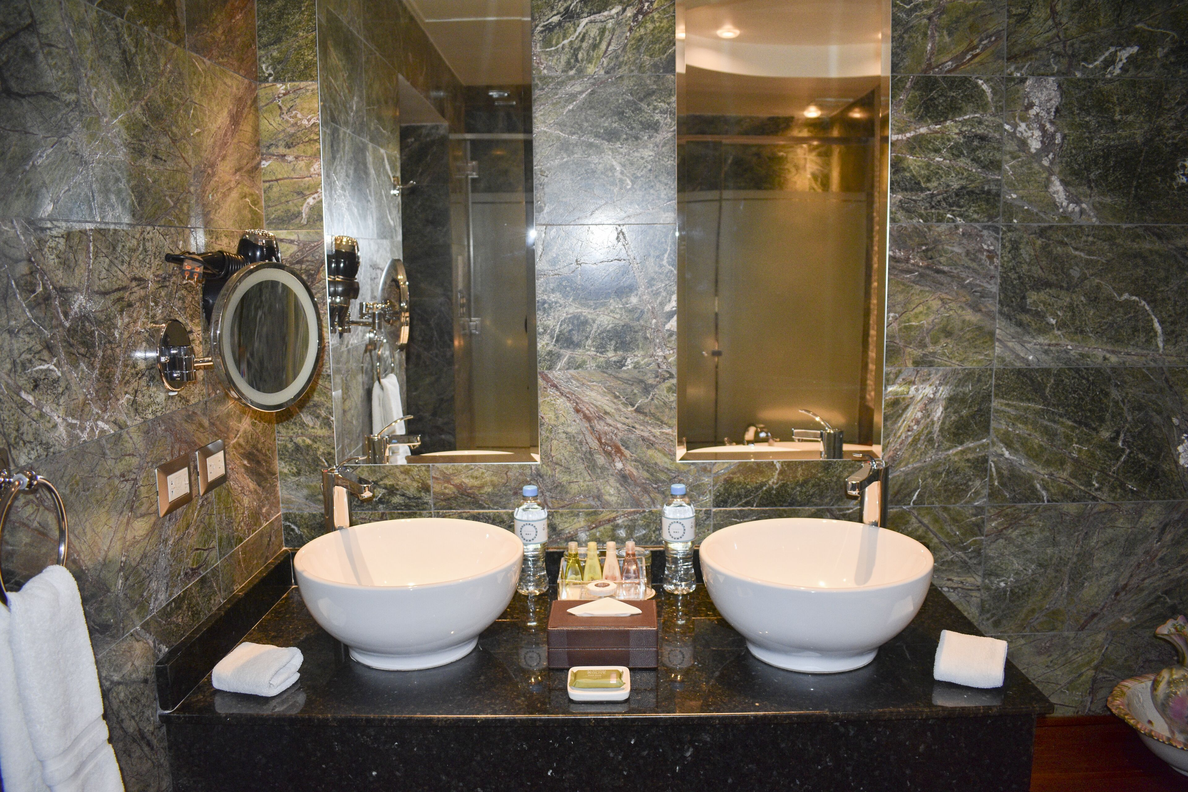 superior double room (oxygen) | bathroom | combined shower/bathtub, jetted bath, free toiletries, hair dryer