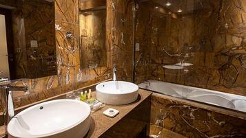 Duschwanne, Whirlpool, kostenlose Toilettenartikel, Haartrockner