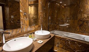 Tina con regadera, tina de hidromasaje, amenidades de baño gratuitas