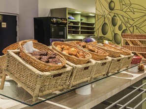 Tägliches Frühstücksbuffet gegen Gebühr