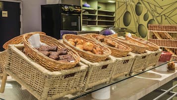 Tägliches Frühstücksbuffet (10 EUR pro Person)