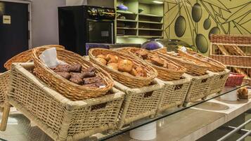 Petit déjeuner buffet (10 EUR par personne)