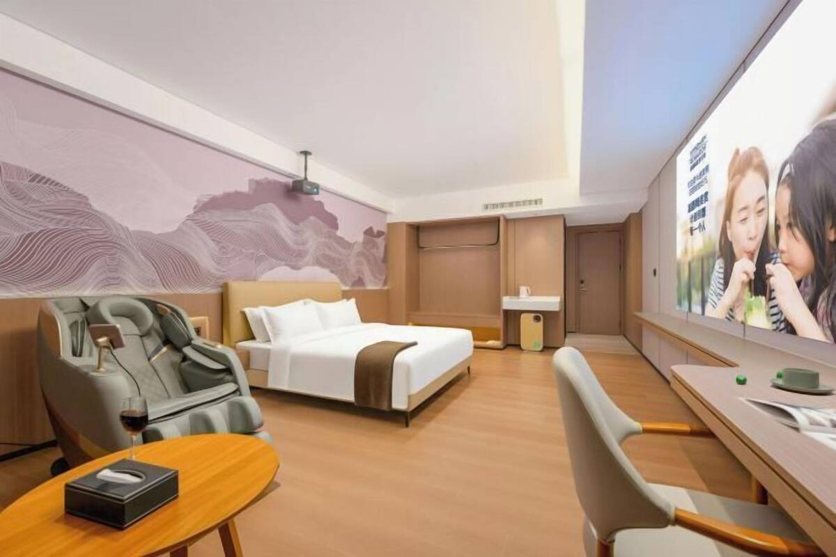 Safe på rommet, skrivebord og blendingsgardiner