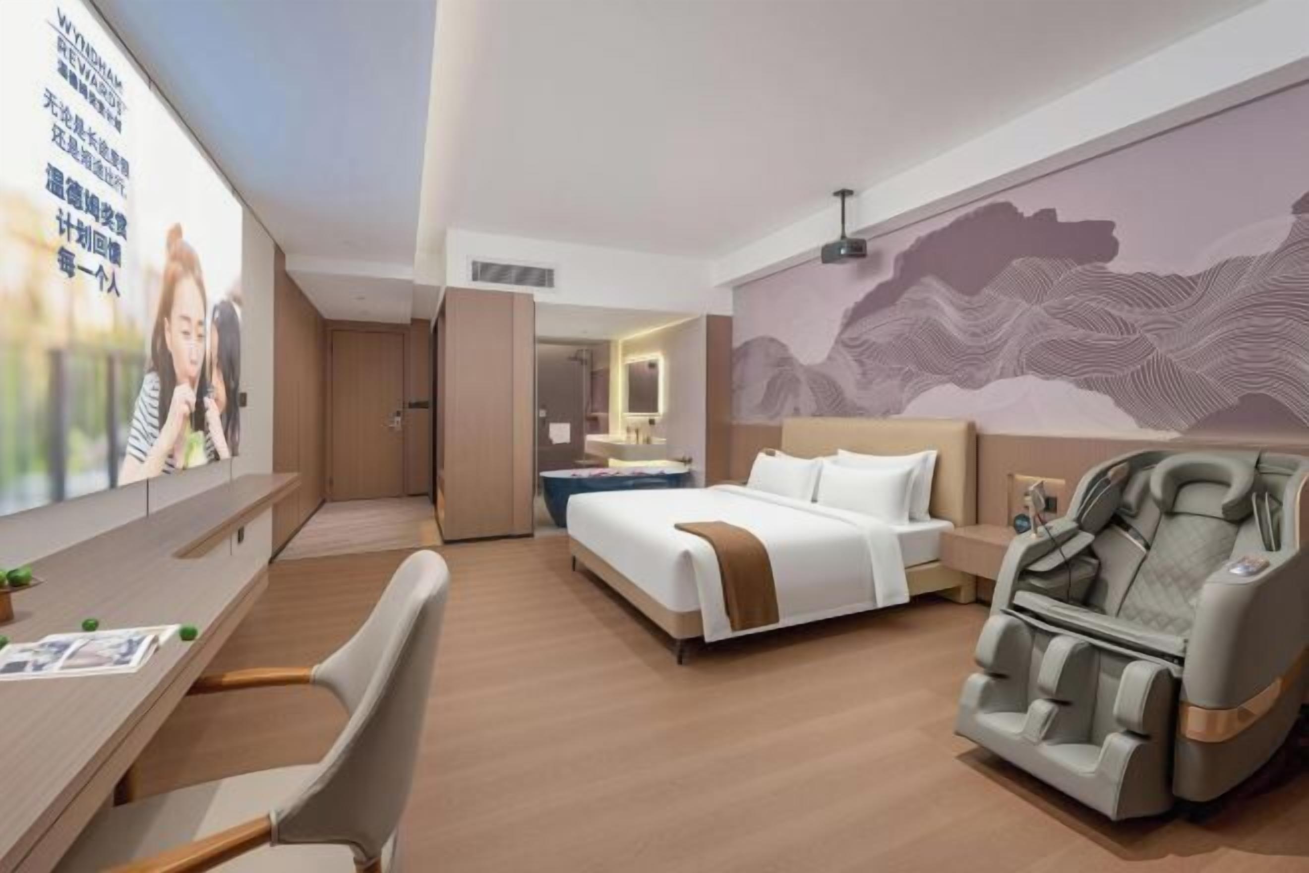 Safe på rommet, skrivebord og blendingsgardiner