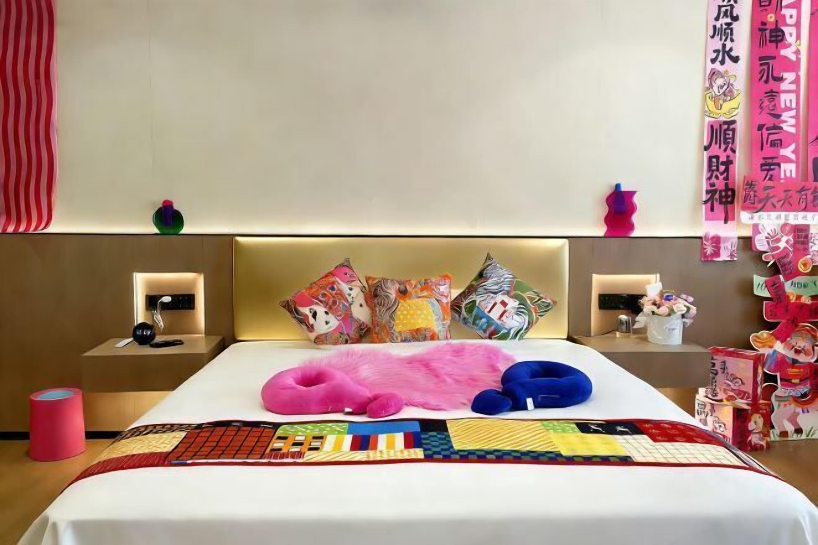 Brankas, meja kerja, tirai kedap cahaya, dan tempat tidur lipat/tambahan