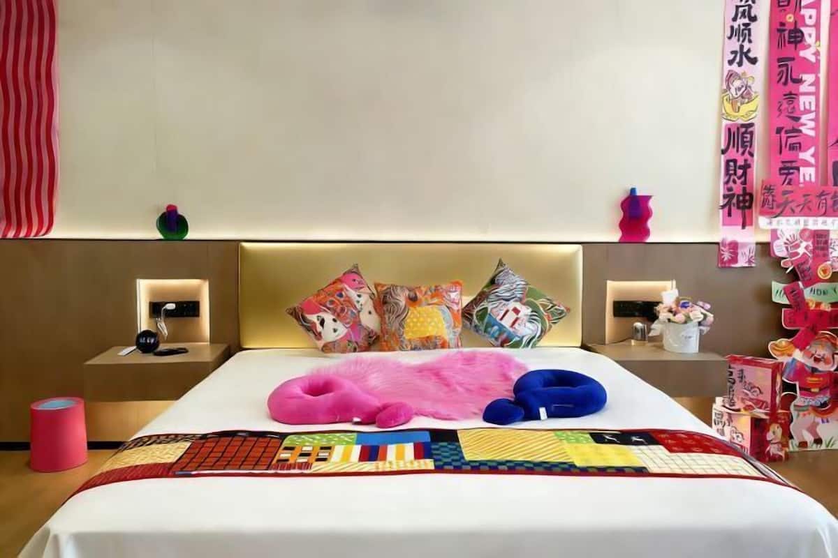 Brankas, meja kerja, tirai kedap cahaya, dan tempat tidur lipat/tambahan