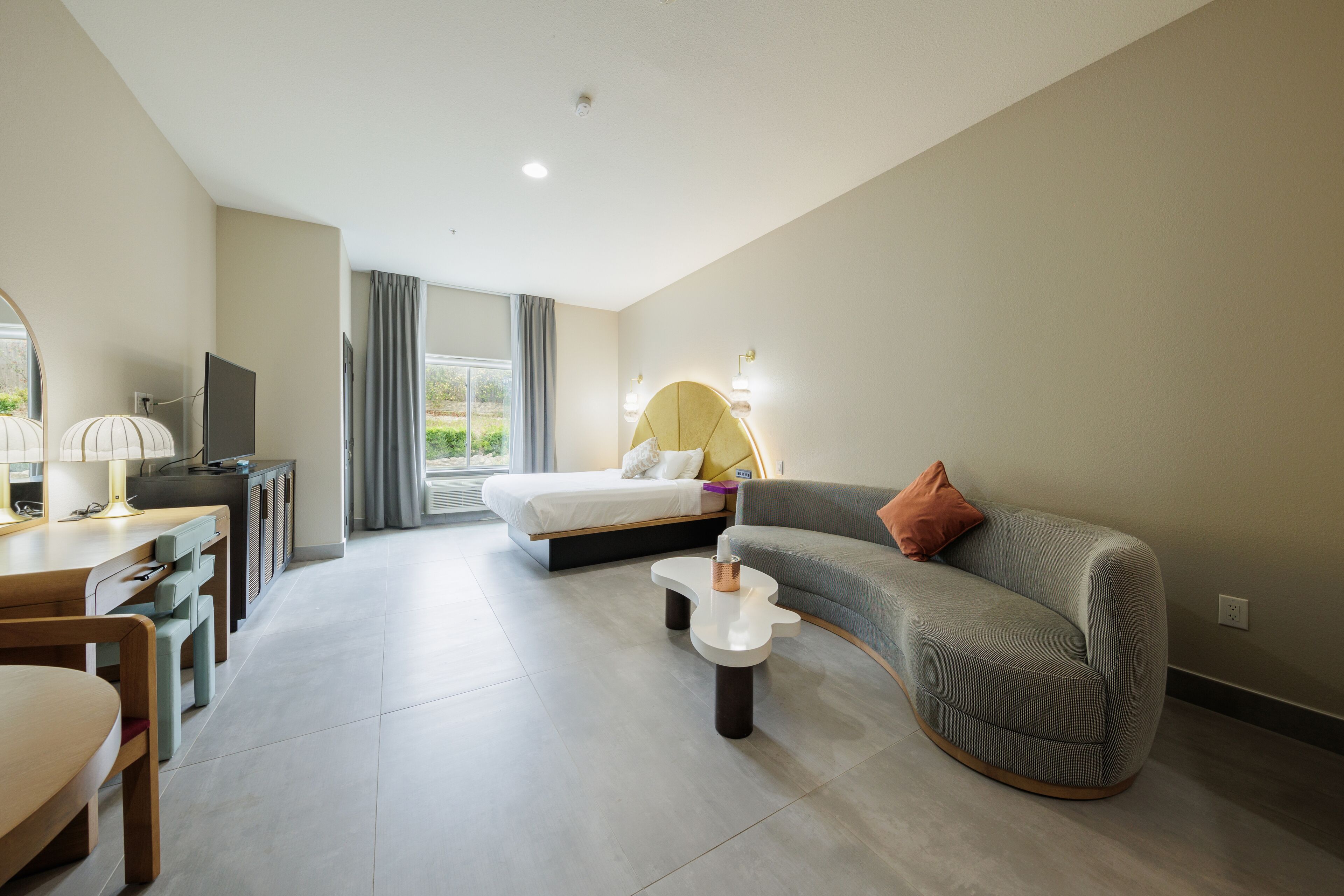 奢华开间套房, 1 张特大床 | 高档床上用品、客房内保险箱、办公桌、熨斗/熨衣板