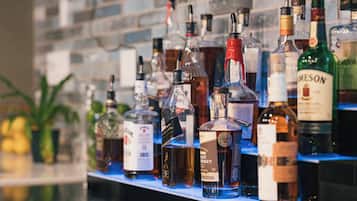 Un bar con varias botellas de licor en estanterías.