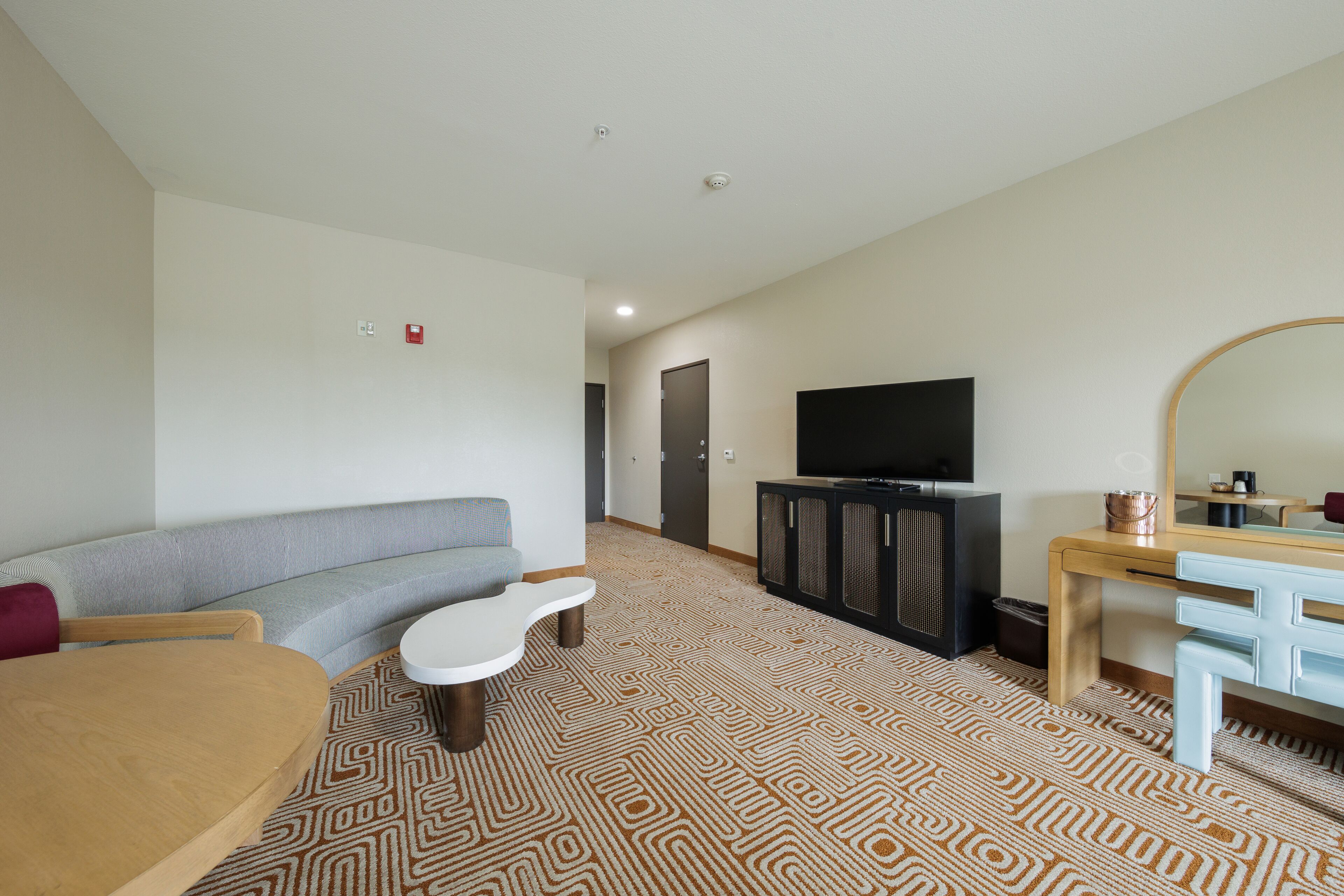 standard king room | 1 bedroom, premium bedding, in-room safe, desk