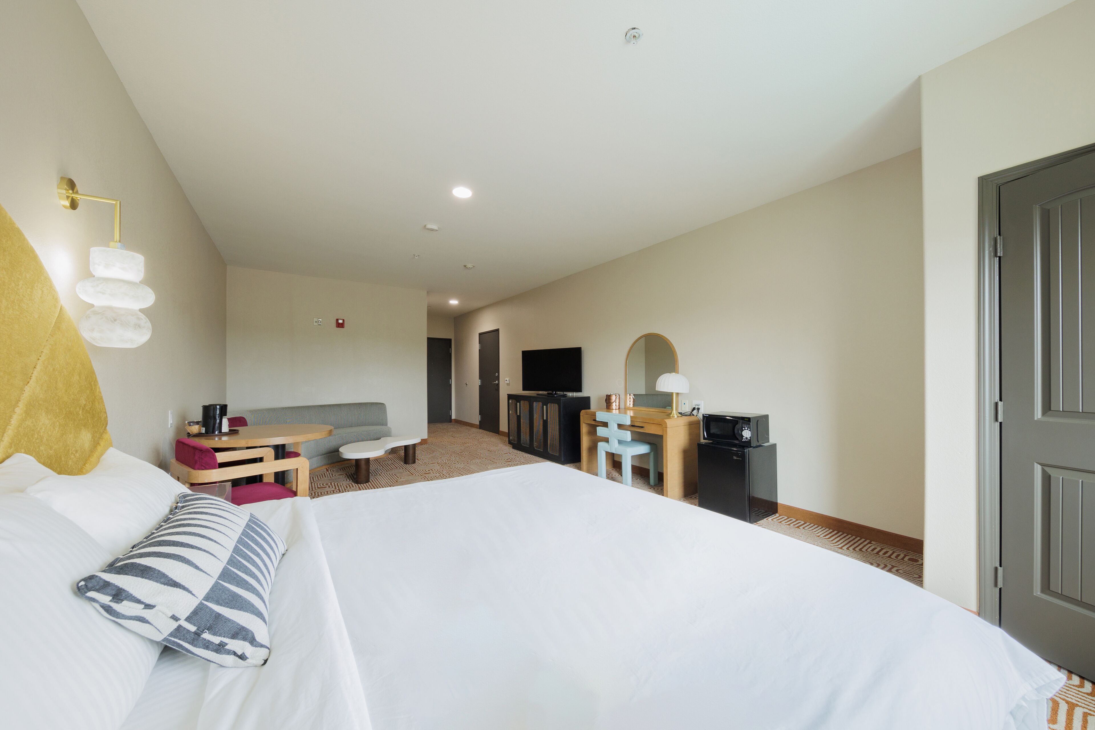 standard king room | 1 bedroom, premium bedding, in-room safe, desk