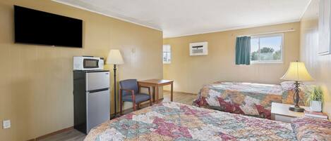 Chambre, 2 grands lits, non-fumeur | Bureau, accĂšs au Wi-Fi (inclus), literie fournie