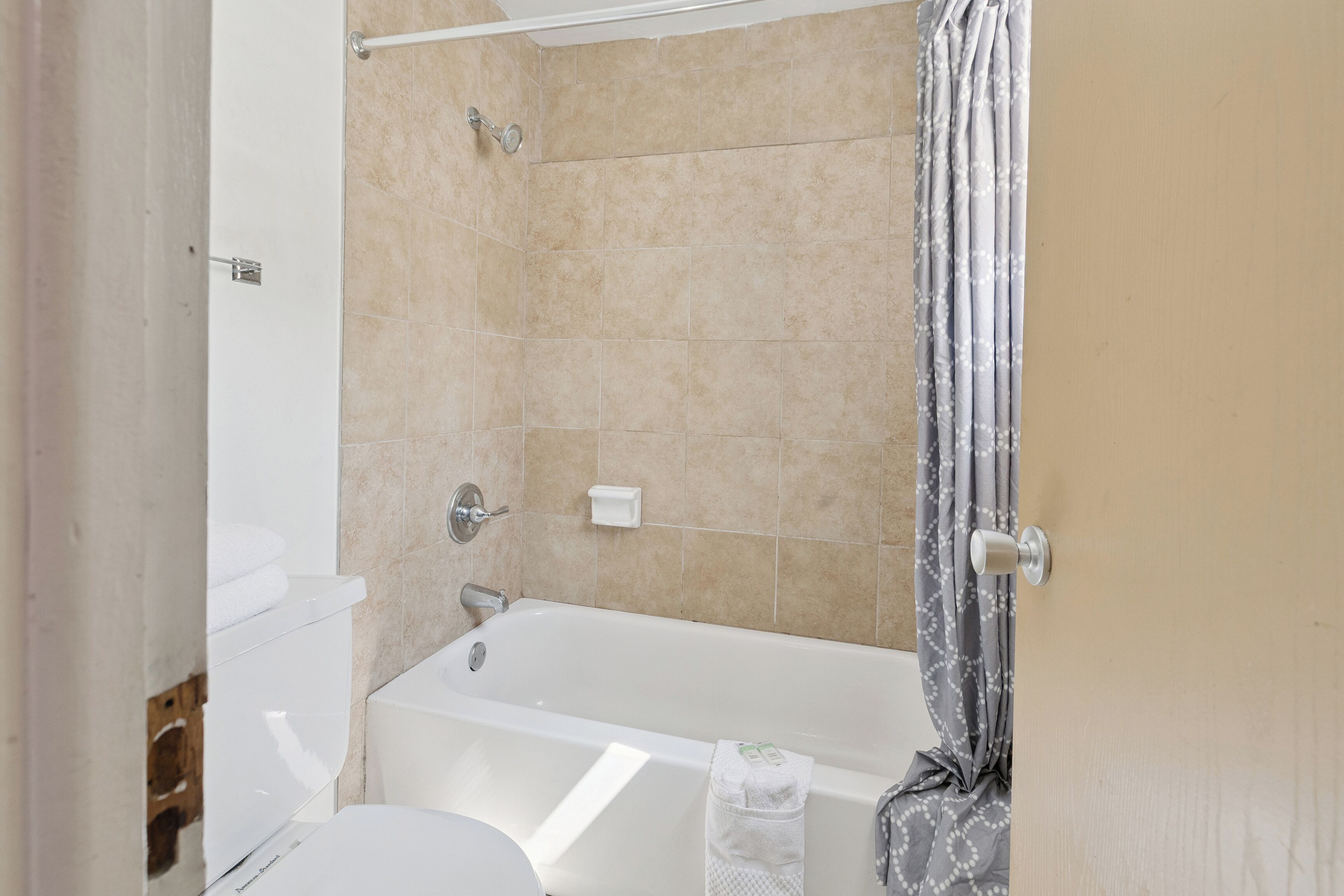 Room, 1 King Bed, Non Smoking | Bathroom | Free toiletries, towels