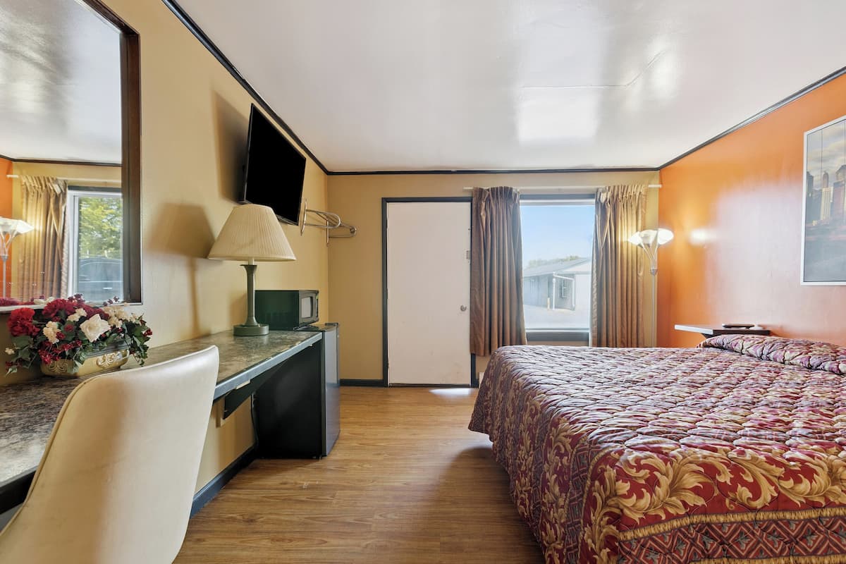 Room, 1 King Bed, Non Smoking | Desk, free WiFi, bed sheets