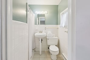 Chambre, 1 grand lit, non-fumeur | Salle de bain