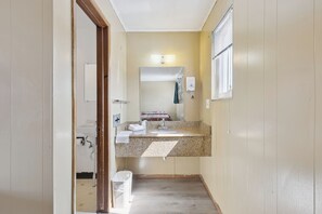 ห้องพัก, เตียงควีนไซส์ 2 เตียง, ปลอดบุหรี่ | ห้องน้ำ | ของใช้ในห้องน้ำฟรี, ผ้าเช็ดตัว