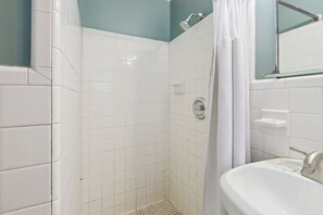 Habitación, 1 cama Queen size, para no fumadores | Baño | Amenidades de baño gratuitas y toallas 