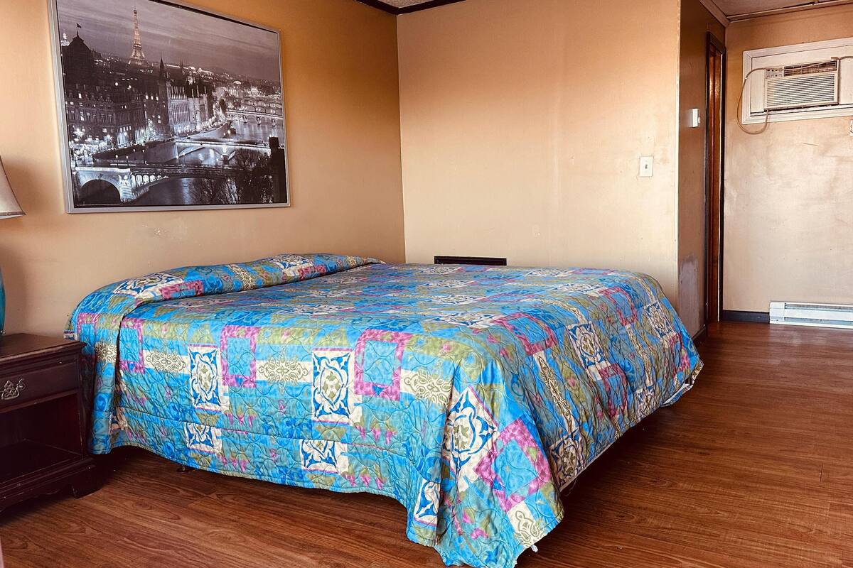 Desk, free WiFi, bed sheets