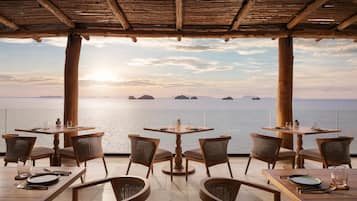 3 restaurants; breakfast, lunch, dinner, and brunch served