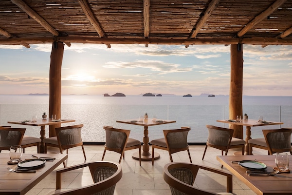3 restaurants; breakfast, lunch, dinner, and brunch served