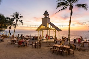 3 restaurants, breakfast, lunch, dinner served; international cuisine