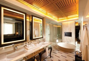 Separate tub and shower, deep soaking tub, rainfall showerhead - Conrad Koh Samui (Koh Samui)