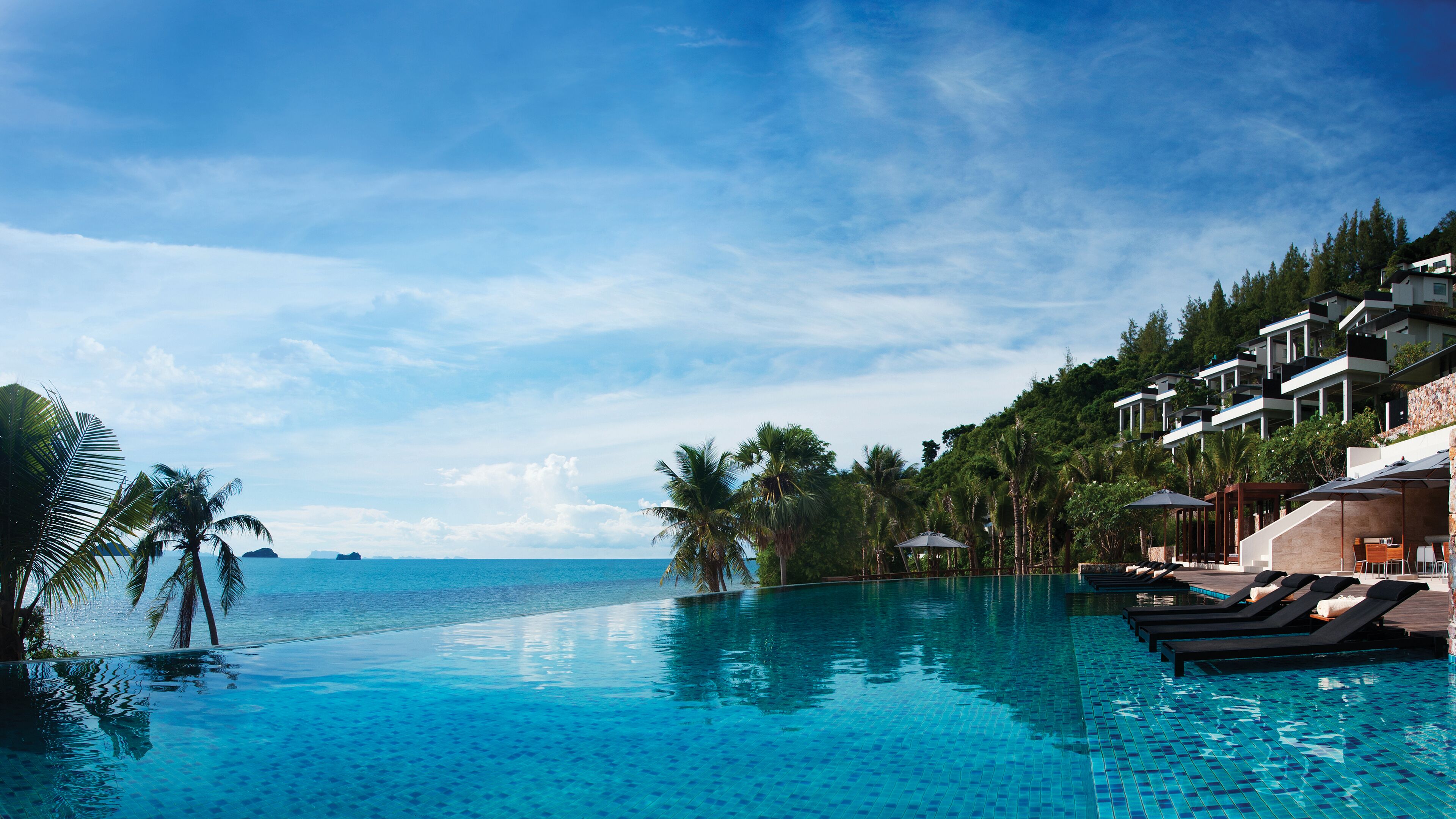 Piscina externa, barracas de cortesia, guarda-sóis