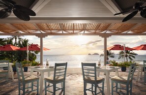 3 restaurants, breakfast, lunch, dinner served; international cuisine