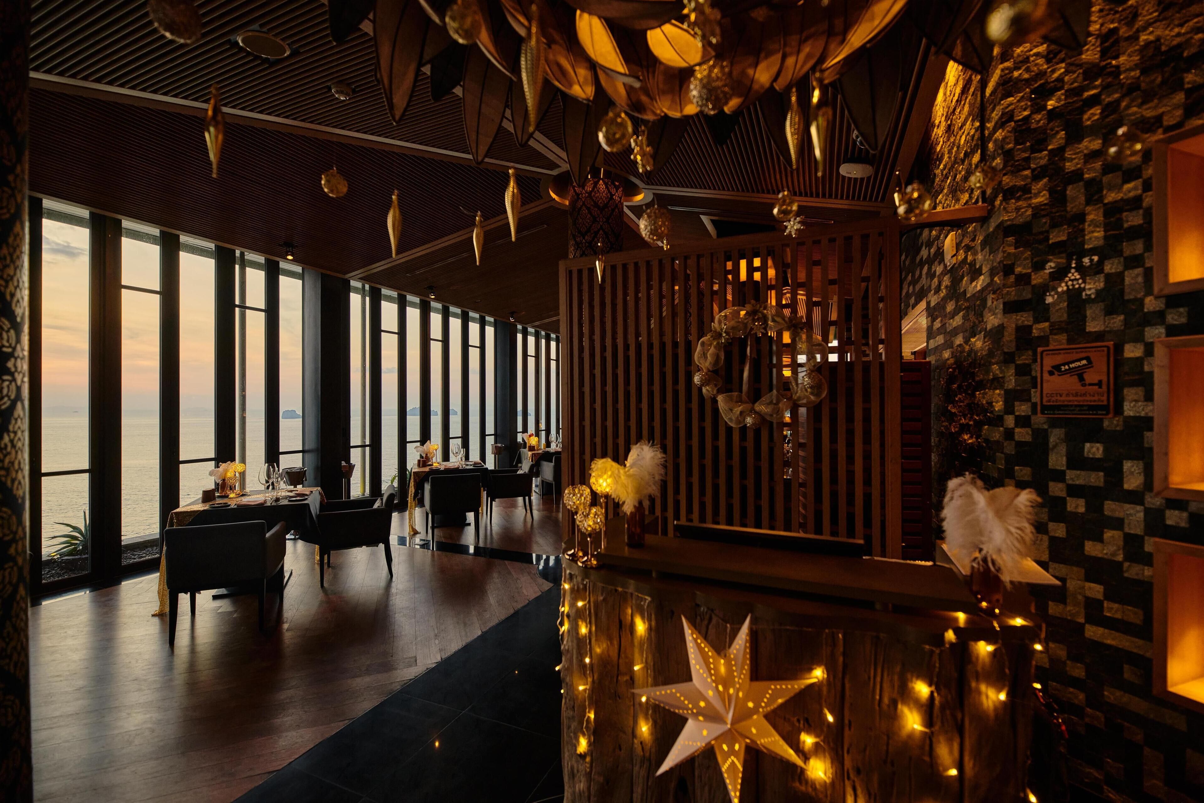 3 restaurants, breakfast, lunch, dinner served; international cuisine