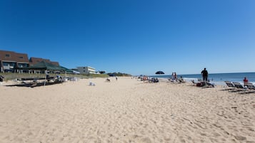 En la playa, arena blanca