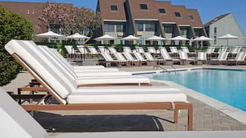 Outdoor pool, sun loungers