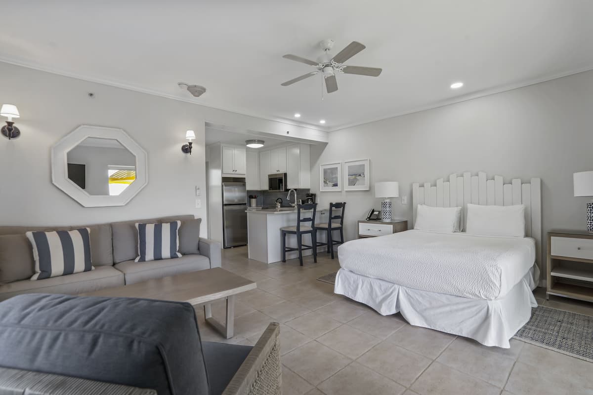 West Studio Corner Queen | Iron/ironing board, WiFi (free), individually decorated