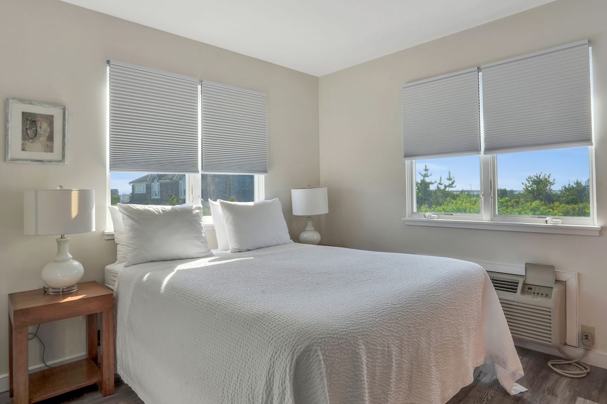 Partial Ocean View 2BD Corner Queen and 2 Twins | Iron/ironing board, WiFi (free), individually decorated