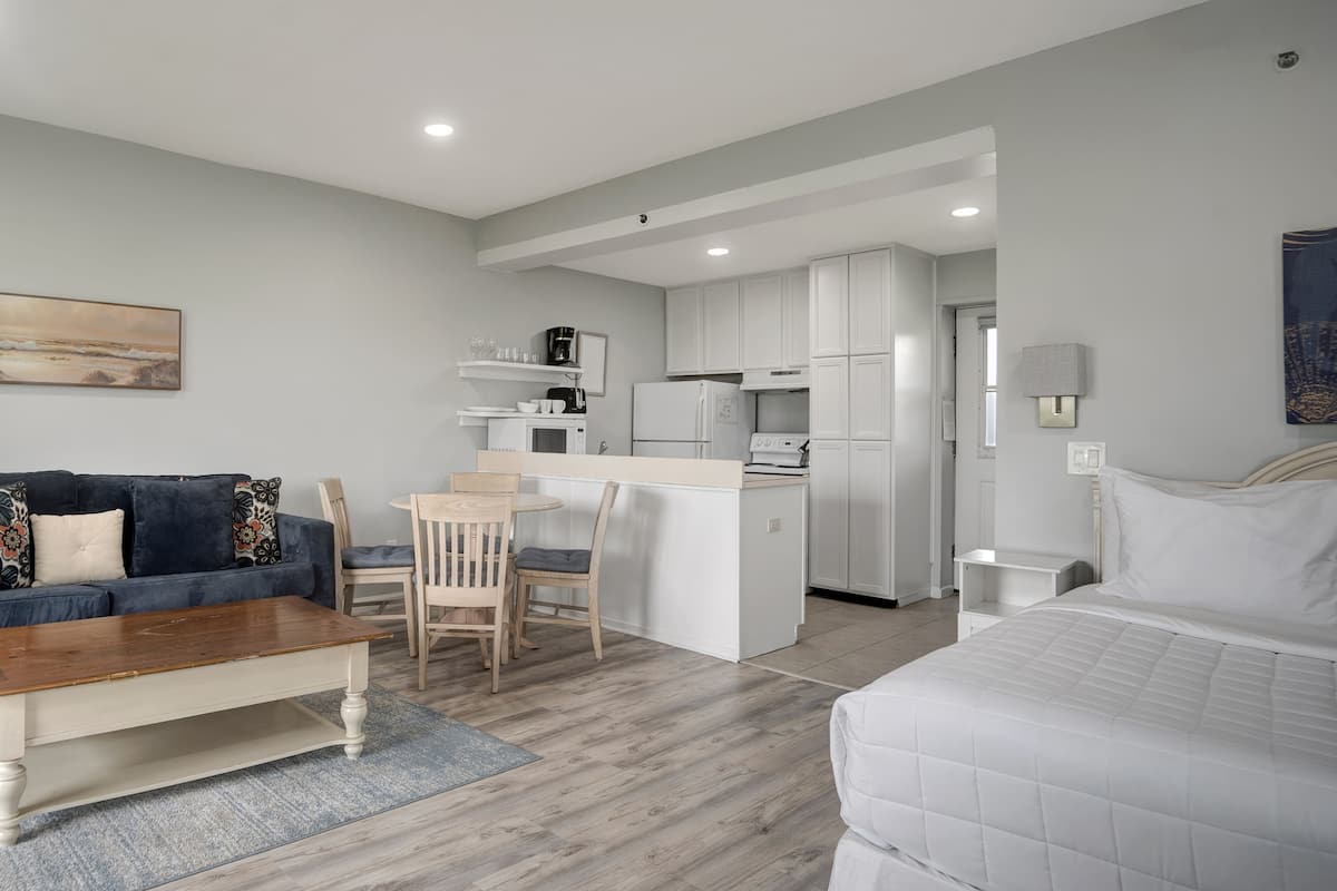 Dune View Studio Corner Queen | Iron/ironing board, WiFi (free), individually decorated