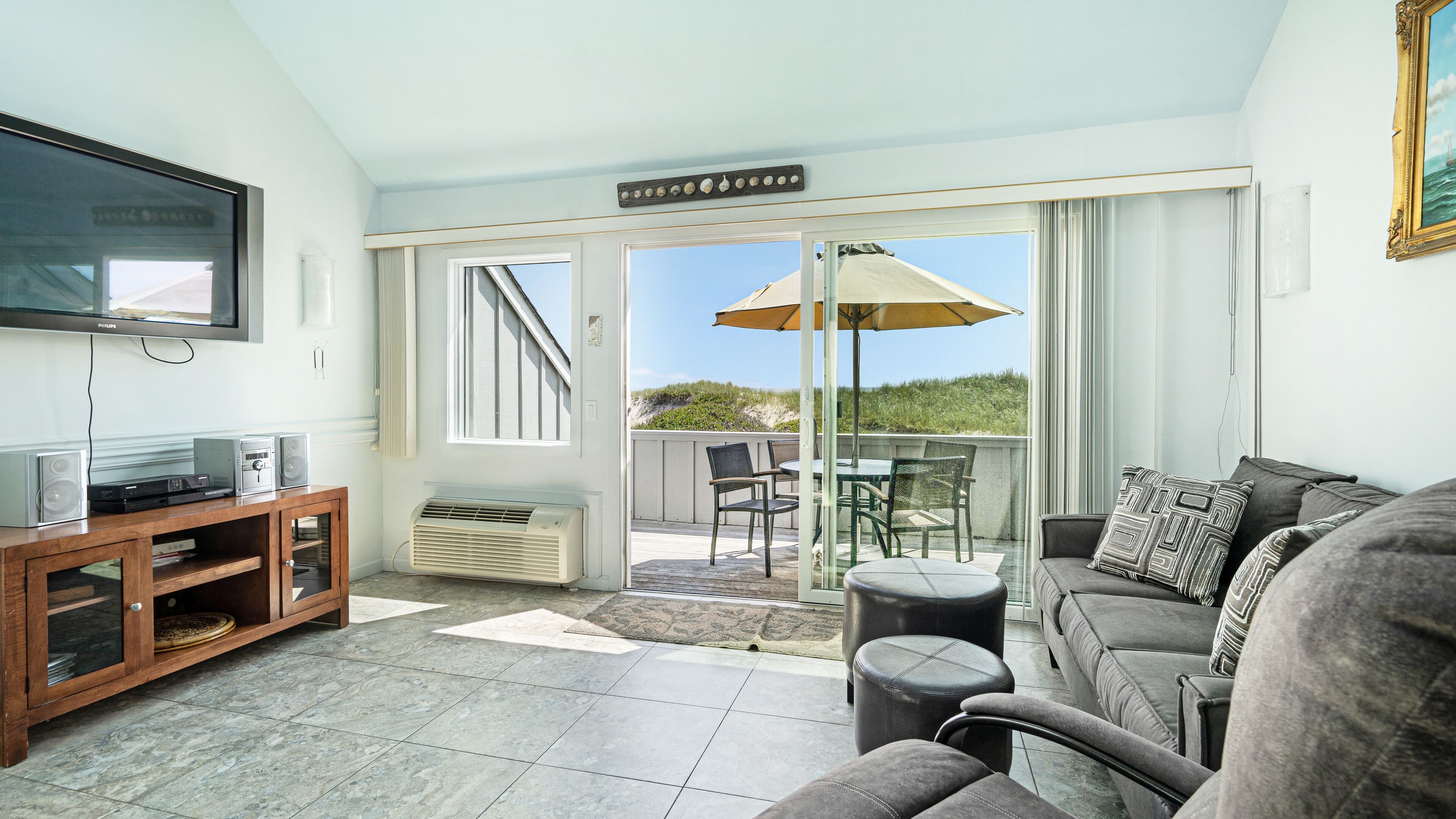 Quarto, 2 quartos, vista parcial para o oceano | Área de estar | TV