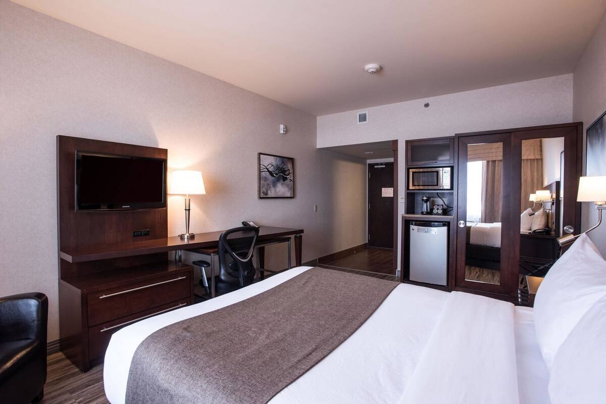 Premium bedding, pillowtop beds, desk, laptop workspace