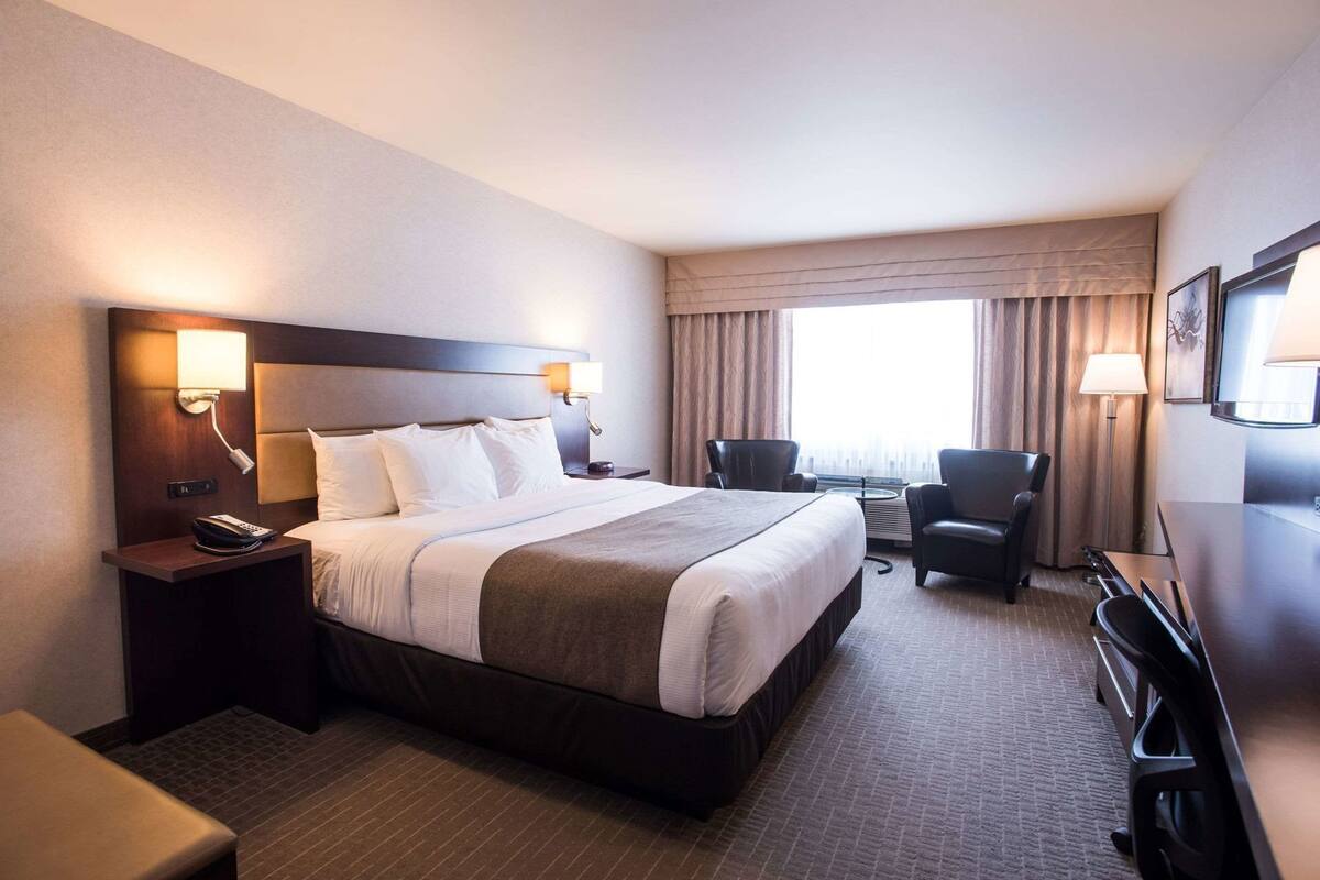 Premium bedding, pillowtop beds, desk, laptop workspace