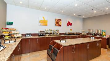 Buffet déjeuner gratuit tous les jours
